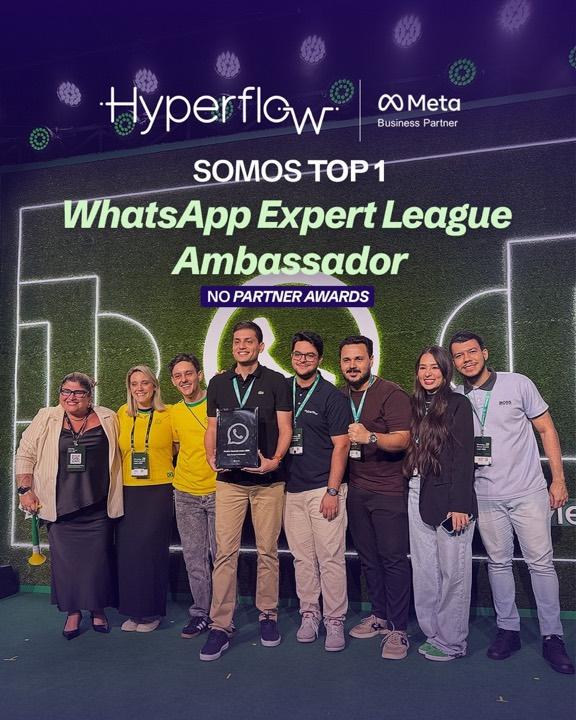 Time da Hyperflow recebendo o prêmio Top 1 WhatsApp Expert League Ambassador no Partner Awards da Meta